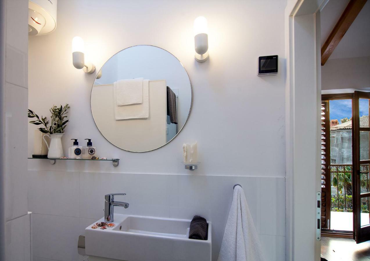 Holiday Home Kuca na Moru Kornić Dış mekan fotoğraf